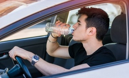 Γιατί είναι πολύ σημαντικό να πίνεις νερό όταν οδηγείς