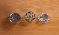 Grinder &Kappa;ά&nu;&nu;&alpha;&beta;&eta;&sigmaf;: &Tau;&iota; &epsilon;ί&nu;&alpha;&iota; &amp; &Gamma;&iota;&alpha;&tau;ί &Tau;&omicron; &Chi;&rho;&epsilon;&iota;ά&zeta;&epsilon;&sigma;&alpha;&iota;