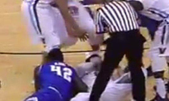 NCAA: Παίκτης του κολεγίου του Γκάλη γρονθοκόπησε αντίπαλο (video)