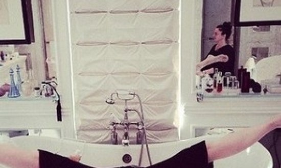 &Pi;&omicron;&iota;&alpha; &tau;&rho;&alpha;&gamma;&omicron;&upsilon;&delta;ί&sigma;&tau;&rho;&iota;&alpha; &alpha;&pi;&alpha;&theta;&alpha;&nu;&alpha;&tau;ί&sigma;&tau;&eta;&kappa;&epsilon; &sigma;' &alpha;&upsilon;&tau;ή &tau;&eta; &sigma;&tau;ά&sigma;&eta;;