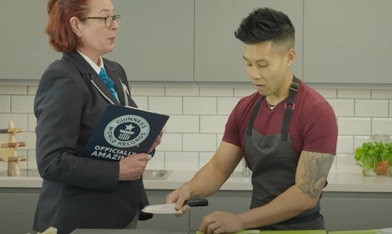 &Omicron; 33&chi;&rho;&omicron;&nu;&omicron;&sigmaf; &sigma;&epsilon;&phi; &kappa;&alpha;&iota; bodybuilder &pi;&omicron;&upsilon; &kappa;&alpha;&tau;έ&kappa;&tau;&eta;&sigma;&epsilon; 9 &nu;έ&alpha; &pi;&alpha;&gamma;&kappa;ό&sigma;&mu;&iota;&alpha; &rho;&epsilon;&kappa;ό&rho; &mu;&epsilon; &tau;&eta;&nu; &tau;&alpha;&chi;ύ&tau;&eta;&tau;&alpha; &pi;&omicron;&upsilon; &kappa;ό&beta;&epsilon;&iota;