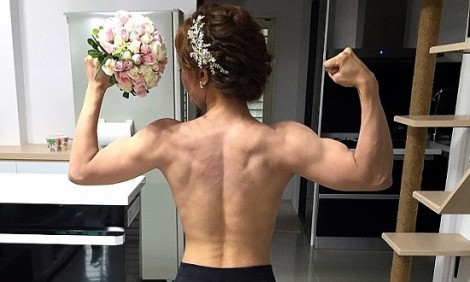 Νύφη κάνει μονόζυγο πριν τη δεξίωση και γίνεται viral (video)