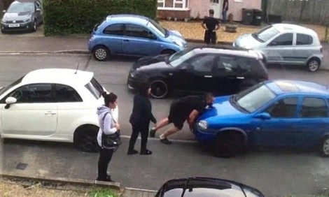 Bodybuilder μετακίνησε το αμάξι και έδωσε... λύση σε καβγά για παρκάρισμα (video)