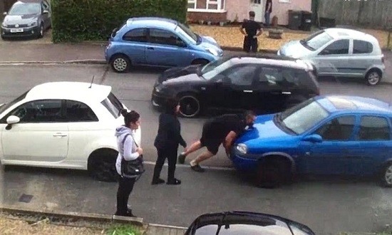 Bodybuilder &mu;&epsilon;&tau;&alpha;&kappa;ί&nu;&eta;&sigma;&epsilon; &tau;&omicron; &alpha;&mu;ά&xi;&iota; &kappa;&alpha;&iota; έ&delta;&omega;&sigma;&epsilon;... &lambda;ύ&sigma;&eta; &sigma;&epsilon; &kappa;&alpha;&beta;&gamma;ά &gamma;&iota;&alpha; &pi;&alpha;&rho;&kappa;ά&rho;&iota;&sigma;&mu;&alpha; (video)