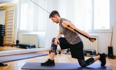 &Tau;&omicron; squat-split &mu;&epsilon; &lambda;ά&sigma;&tau;&iota;&chi;&alpha; &theta;&omega;&rho;&alpha;&kappa;ί&zeta;&epsilon;&iota; &tau;&iota;&sigmaf; &alpha;&rho;&theta;&rho;ώ&sigma;&epsilon;&iota;&sigmaf; &sigma;&omicron;&upsilon;