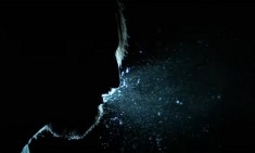 &Kappa;&omicron;&rho;&omega;&nu;&omicron;ϊό&sigmaf;: &Delta;&epsilon;ί&tau;&epsilon; &tau;&iota; &sigma;&upsilon;&mu;&beta;&alpha;ί&nu;&epsilon;&iota; ό&tau;&alpha;&nu; &mu;&iota;&lambda;ά&mu;&epsilon; ή &beta;ή&chi;&omicron;&upsilon;&mu;&epsilon; &mu;&epsilon; &mu;ά&sigma;&kappa;&alpha; &kappa;&alpha;&iota; &chi;&omega;&rho;ί&sigmaf; (video)