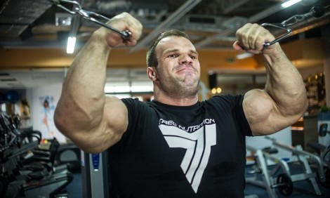 Ο Ρώσος Hulk με τους μεγαλύτερους δικέφαλους διαλύει τα πάντα με ένα χέρι