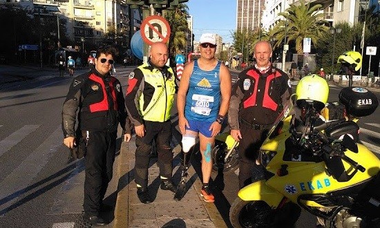 &Omicron; &alpha;&theta;&lambda;&eta;&tau;ή&sigmaf; &pi;&omicron;&upsilon; έ&tau;&rho;&epsilon;&xi;&epsilon; 42.195 &mu;έ&tau;&rho;&alpha; &mu;&epsilon; &tau;&epsilon;&chi;&nu;&eta;&tau;ό &mu;έ&lambda;&omicron;&sigmaf;!