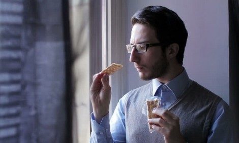 Το τεστ με το κράκερ που θα σε κάνει να μάθεις αν οι υδατάνθρακες σε παχαίνουν