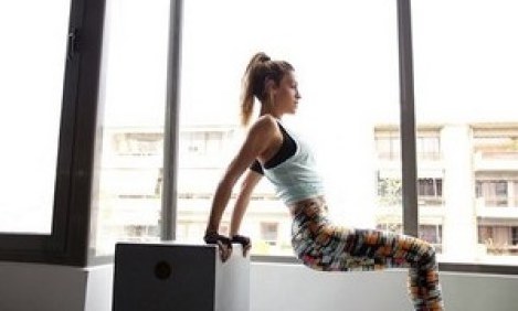 &Pi;&omicron;&iota;&alpha; &tau;&rho;&alpha;&gamma;&omicron;&upsilon;&delta;ί&sigma;&tau;&rho;&iota;&alpha;... &gamma;&rho;ά&phi;&epsilon;&iota; ώ&rho;&epsilon;&sigmaf; &gamma;&upsilon;&mu;&nu;&alpha;&sigma;&tau;&iota;&kappa;ή&sigmaf;; (&Phi;&Omega;&Tau;&Omicron;)