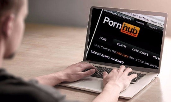 To Pornhub &alpha;&pi;&omicron;&kappa;&alpha;&lambda;ύ&pi;&tau;&epsilon;&iota;: &Tau;&iota; &pi;&rho;&omicron;&tau;&iota;&mu;&omicron;ύ&nu; &omicron;&iota; Έ&lambda;&lambda;&eta;&nu;&epsilon;&sigmaf; &sigma;&tau;&omicron; &pi;&omicron;&rho;&nu;ό;