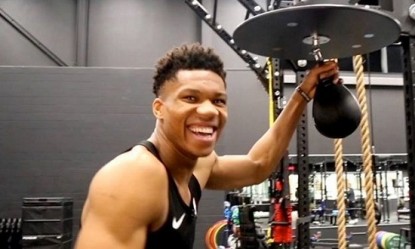 &laquo;&Lambda;&iota;ώ&nu;&epsilon;&iota;&raquo; &sigma;&tau;&omicron; &gamma;&upsilon;&mu;&nu;&alpha;&sigma;&tau;ή&rho;&iota;&omicron; &omicron; &Gamma;&iota;ά&nu;&nu;&eta;&sigmaf; &Alpha;&nu;&tau;&epsilon;&tau;&omicron;&kappa;&omicron;ύ&nu;&mu;&pi;&omicron; (video)