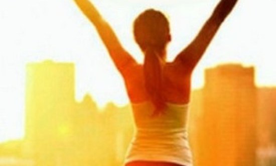 Ξεκίνα την ημέρα σου με πρωινές ασκήσεις στο σπίτι (VIDEO)