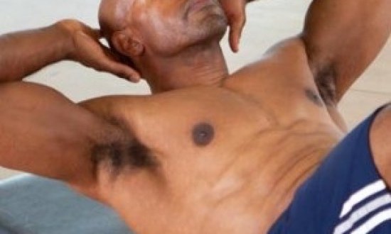 Ροκανίσματα σε κατακλίνη και επίπεδο πάγκο για τους άνω κοιλιακούς