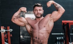 &Tau;&alpha; &mu;&upsilon;&sigma;&tau;&iota;&kappa;ά &epsilon;&nu;ό&sigmaf; &pi;&rho;&omega;&tau;&alpha;&theta;&lambda;&eta;&tau;ή bodybuilding: &Tau;&iota; &kappa;&rho;ύ&beta;&epsilon;&tau;&alpha;&iota; &pi;ί&sigma;&omega; &alpha;&pi;ό &tau;&alpha; &pi;&iota;&omicron; &mu;&upsilon;ώ&delta;&eta; &sigma;ώ&mu;&alpha;&tau;&alpha; &sigma;&tau;&omicron;&nu; &kappa;ό&sigma;&mu;&omicron;