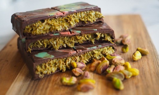 Dubai Chocolate: &Eta; &sigma;&omicron;&kappa;&omicron;&lambda;ά&tau;&alpha; &pi;&omicron;&upsilon; έ&gamma;&iota;&nu;&epsilon; viral &ndash; &Pi;&omicron;&iota;&omicron; &epsilon;ί&nu;&alpha;&iota; &tau;&omicron; &mu;&upsilon;&sigma;&tau;&iota;&kappa;ό &kappa;&alpha;&iota; &gamma;&iota;&alpha;&tau;ί &epsilon;ί&nu;&alpha;&iota; &pi;&alpha;&nu;ά&kappa;&rho;&iota;&beta;&eta;