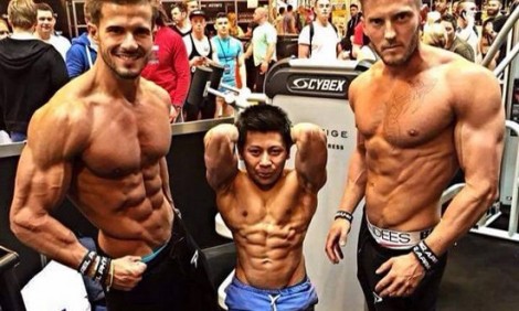Choo Tan: &Omicron; &pi;&iota;&omicron; &mu;&iota;&kappa;&rho;&omicron;&sigma;&kappa;&omicron;&pi;&iota;&kappa;ό&sigmaf; bodybuilder &tau;&omicron;&upsilon; &pi;&lambda;&alpha;&nu;ή&tau;&eta;!