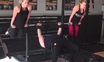 &Omicron;&iota; &alpha;&pi;ί&sigma;&tau;&epsilon;&upsilon;&tau;&epsilon;&sigmaf; &gamma;&kappa;ά&phi;&epsilon;&sigmaf; &sigma;&tau;&omicron; &gamma;&upsilon;&mu;&nu;&alpha;&sigma;&tau;ή&rho;&iota;&omicron; &pi;&omicron;&upsilon; &theta;&alpha; &sigma;&alpha;&sigmaf;... &phi;&tau;&iota;ά&xi;&omicron;&upsilon;&nu; &tau;&eta; &delta;&iota;ά&theta;&epsilon;&sigma;&eta; (video)