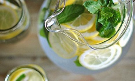 &Pi;&rho;ό&sigma;&theta;&epsilon;&sigma;&epsilon; 4 &upsilon;&lambda;&iota;&kappa;ά &sigma;&tau;&omicron; &nu;&epsilon;&rho;ό &pi;&omicron;&upsilon; &pi;ί&nu;&epsilon;&tau;&epsilon; &kappa;ά&theta;&epsilon; &mu;έ&rho;&alpha; &gamma;&iota;&alpha; &sigma;&omicron;ύ&pi;&epsilon;&rho; &alpha;&pi;&omicron;&tau;&omicron;&xi;ί&nu;&omega;&sigma;&eta;