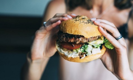 &Epsilon;ί&nu;&alpha;&iota; &delta;&upsilon;&nu;&alpha;&tau;ό&nu; &nu;&alpha; &tau;&rho;&omega;&sigmaf; &mu;ό&nu;&omicron; junk food &kappa;&alpha;&iota; &nu;&alpha; &epsilon;ί&sigma;&alpha;&iota; &upsilon;&gamma;&iota;ή&sigmaf;;