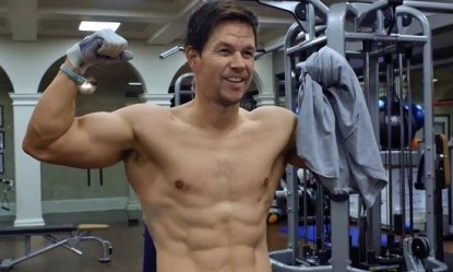 Kά&nu;' &tau;&omicron; ό&pi;&omega;&sigmaf; &omicron; Mark Wahlberg: O &sigma;&tau;&alpha;&rho; &alpha;&pi;&omicron;&kappa;ά&lambda;&upsilon;&psi;&epsilon; &tau;&alpha; fitness &mu;&upsilon;&sigma;&tau;&iota;&kappa;ά &tau;&omicron;&upsilon;!