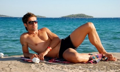 &Eta; &eta;&lambda;&iota;&omicron;&theta;&epsilon;&rho;&alpha;&pi;&epsilon;ί&alpha; &alpha;&upsilon;&xi;ά&nu;&epsilon;&iota; &tau;&eta;&nu; &alpha;&nu;&delta;&rho;&iota;&kappa;ή &tau;&epsilon;&sigma;&tau;&omicron;&sigma;&tau;&epsilon;&rho;ό&nu;&eta;