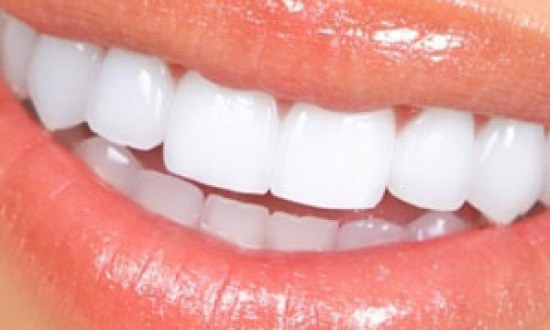 Οι 4 τροφές που λευκαίνουν τα δόντια αν τις τρώτε πρωί !!!