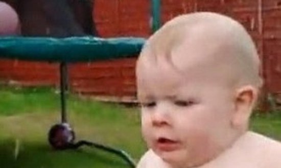 Ξεκαρδιστικό βίντεο: Μπέμπης ανακαλύπτει το αυτόματο πότισμα!