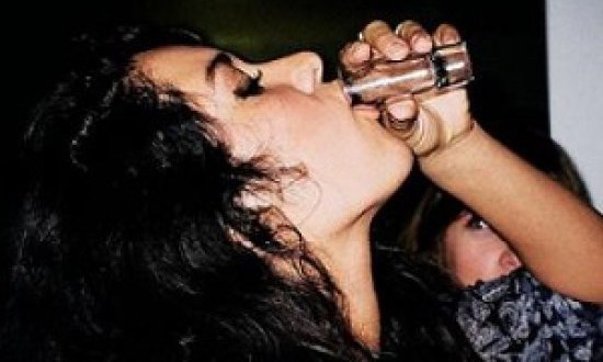 &Tau;&omicron; &alpha;&lambda;&kappa;&omicron;ό&lambda; &kappa;&alpha;&iota; &eta;... &pi;ά&sigma;&alpha; &sigma;&tau;&omicron; &phi;&alpha;&gamma;&eta;&tau;ό