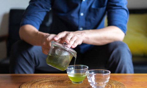 Ενα ρόφημα με σκόρδο έγινε viral γιατί λέγεται πως κάνει θαύματα στη γρίπη