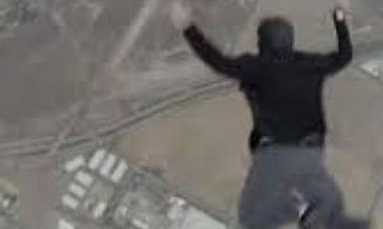 Ελεύθερη πτώση, χωρίς αλεξίπτωτο! Δείτε που προσγειώνεται!