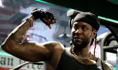 &Omicron; &pi;&alpha;&sigma;ί&gamma;&nu;&omega;&sigma;&tau;&omicron;&sigmaf; &rho;ά&pi;&epsilon;&rho; 2 Chainz &mu;&omicron;&iota;&rho;ά&zeta;&epsilon;&tau;&alpha;&iota; &tau;&alpha; fitness &mu;&upsilon;&sigma;&tau;&iota;&kappa;ά &tau;&omicron;&upsilon; (vid)