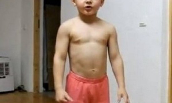 Αυτό είναι το πιο δυνατό παιδί στον κόσμο! (VIDEO)