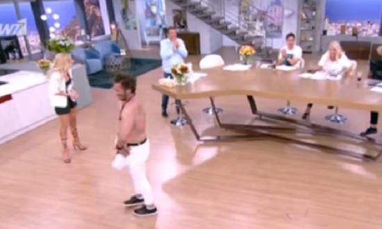 &Sigma;&tau;&rho;ά&tau;&omicron;&sigmaf; &Tau;&zeta;ώ&rho;&tau;&zeta;&omicron;&gamma;&lambda;&omicron;&upsilon;: &Xi;&epsilon;&gamma;&upsilon;&mu;&nu;ώ&theta;&eta;&kappa;&epsilon; on air &kappa;&alpha;&iota; έ&delta;&epsilon;&iota;&xi;&epsilon; &sigma;&tau;&eta;&nu; &kappa;ά&mu;&epsilon;&rho;&alpha; &tau;&omicron;&upsilon;&sigmaf; &kappa;&omicron;&iota;&lambda;&iota;&alpha;&kappa;&omicron;ύ&sigmaf; &tau;&omicron;&upsilon; (vid)