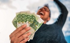 &Pi;ό&sigma;&alpha; &chi;&rho;ή&mu;&alpha;&tau;&alpha; &chi;&rho;&epsilon;&iota;ά&zeta;&epsilon;&sigma;&alpha;&iota; &gamma;&iota;&alpha; &nu;&alpha; &epsilon;ί&sigma;&alpha;&iota; &epsilon;&upsilon;&tau;&upsilon;&chi;&iota;&sigma;&mu;έ&nu;&omicron;&sigmaf;: &Tau;&omicron; Harvard &alpha;&pi;&alpha;&nu;&tau;ά
