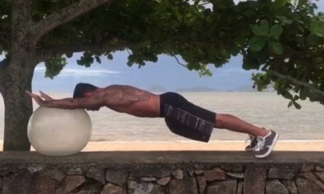 Πώς θα γυμναστείτε με μια απλή μπάλα ακόμα και δίπλα στη θάλασσα (video)