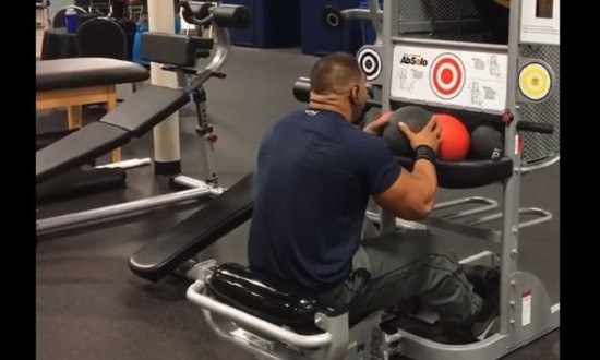 &Mu;&epsilon; &alpha;&upsilon;&tau;ό &tau;&omicron; &mu;&eta;&chi;ά&nu;&eta;&mu;&alpha; &omicron;&iota; &alpha;&sigma;&kappa;ή&sigma;&epsilon;&iota;&sigmaf; &tau;&omega;&nu; &kappa;&omicron;&iota;&lambda;&iota;&alpha;&kappa;ώ&nu; &gamma;ί&nu;&omicron;&nu;&tau;&alpha;&iota;... &pi;&alpha;&iota;&chi;&nu;&iota;&delta;ά&kappa;&iota; (video)