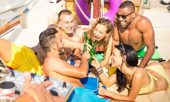 &Tau;&alpha; &kappa;&alpha;&lambda;&omicron;&kappa;&alpha;&iota;&rho;&iota;&nu;ά &pi;&omicron;&tau;ά &pi;&omicron;&upsilon; &sigma;&upsilon;&nu;&delta;έ&omicron;&nu;&tau;&alpha;&iota; &mu;&epsilon; &tau;&eta; &mu;&epsilon;&iota;&omega;&mu;έ&nu;&eta; &lambda;ί&mu;&pi;&iota;&nu;&tau;&omicron;