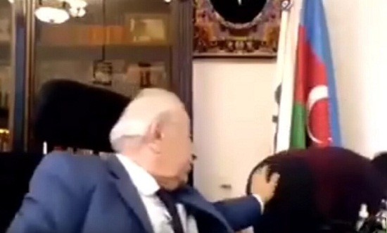 &Sigma;ά&lambda;&omicron;&sigmaf; &mu;&epsilon; &pi;&rho;ώ&eta;&nu; &beta;&omicron;&upsilon;&lambda;&epsilon;&upsilon;&tau;ή &pi;&omicron;&upsilon; &laquo;&chi;&omicron;&upsilon;&phi;&tau;ώ&nu;&epsilon;&iota;&raquo; &sigma;&upsilon;&nu;&epsilon;&rho;&gamma;ά&tau;&iota;&delta;ά &tau;&omicron;&upsilon; &epsilon;&nu;ώ &epsilon;ί&nu;&alpha;&iota; online! (vid)