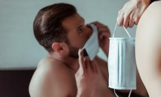 &Omicron; &kappa;&omicron;&rho;&omega;&nu;&omicron;ϊό&sigmaf; &laquo;&epsilon;&kappa;&tau;ό&xi;&epsilon;&upsilon;&sigma;&epsilon;&raquo; &tau;&eta; &beta;&iota;&omicron;&mu;&eta;&chi;&alpha;&nu;ί&alpha; &tau;&alpha;&iota;&nu;&iota;ώ&nu; &epsilon;&nu;&eta;&lambda;ί&kappa;&omega;&nu; - &Omicron;&iota; &pi;&rho;&omicron;&tau;&iota;&mu;ή&sigma;&epsilon;&iota;&sigmaf; &tau;&omega;&nu; &Epsilon;&lambda;&lambda;ή&nu;&omega;&nu;