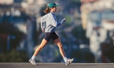 &Pi;&omicron;&iota;&omicron;&upsilon;&sigmaf; &mu;ύ&epsilon;&sigmaf; &gamma;&upsilon;&mu;&nu;ά&zeta;&epsilon;&iota;&sigmaf; &alpha;&pi;&lambda;ά &pi;&epsilon;&rho;&pi;&alpha;&tau;ώ&nu;&tau;&alpha;&sigmaf;;