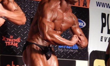 &Omicron; &pi;&omicron;&lambda;&lambda;ά &upsilon;&pi;&omicron;&sigma;&chi;ό&mu;&epsilon;&nu;&omicron;&sigmaf; &Delta;&iota;&omicron;&nu;ύ&sigma;&eta;&sigmaf; &Gamma;&epsilon;&nu;&iota;&alpha;&tau;ά&kappa;&eta;&sigmaf; &mu;&epsilon;&tau;ά &tau;&eta;&nu; &pi;&rho;ώ&tau;&eta; &tau;&omicron;&upsilon; &epsilon;&mu;&phi;ά&nu;&iota;&sigma;&eta; &sigma;&tau;&omicron; Wabba 2013 &kappa;&alpha;&iota; &tau;&eta; &delta;&iota;ά&kappa;&rho;&iota;&sigma;ή &tau;&omicron;&upsilon; &sigma;&tau;&omicron; Mr Universe!