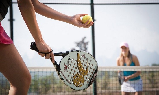 Padel, &tau;&omicron; ά&theta;&lambda;&eta;&mu;&alpha; &pi;&omicron;&upsilon; &mu;&omicron;&iota;ά&zeta;&epsilon;&iota; &mu;&epsilon; &tau;&omicron; &tau;έ&nu;&iota;&sigmaf; &kappa;&alpha;&iota; &theta;&epsilon;&omega;&rho;&epsilon;ί&tau;&alpha;&iota; &pi;&alpha;&gamma;&kappa;&omicron;&sigma;&mu;ί&omega;&sigmaf; &eta; &pi;&iota;&omicron; &epsilon;&xi;&epsilon;&lambda;&iota;&sigma;&sigma;ό&mu;&epsilon;&nu;&eta; &alpha;&theta;&lambda;&eta;&tau;&iota;&kappa;ή &delta;&rho;&alpha;&sigma;&tau;&eta;&rho;&iota;ό&tau;&eta;&tau;&alpha;