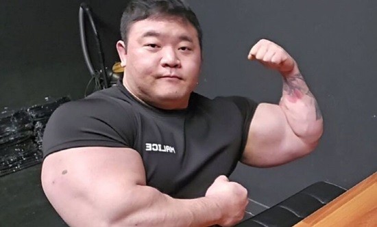 &Pi;έ&theta;&alpha;&nu;&epsilon; &sigma;&tau;&alpha; 35 &tau;&omicron;&upsilon; &omicron; &delta;&iota;ά&sigma;&eta;&mu;&omicron;&sigmaf; bodybuilder &amp; Youtuber, &Pi;&alpha;&rho;&kappa; &Sigma;&omicron;&upsilon;&nu;&gamma;&kappa;-&Chi;&iota;&omicron;&upsilon;&nu; (vid)