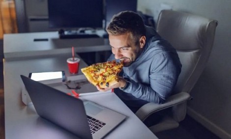 &Tau;&iota; ώ&rho;&alpha; &pi;&rho;έ&pi;&epsilon;&iota; &nu;&alpha; &tau;&rho;ώ&nu;&epsilon; ό&sigma;&omicron;&iota; &delta;&omicron;&upsilon;&lambda;&epsilon;ύ&omicron;&upsilon;&nu; &nu;ύ&chi;&tau;&alpha;;