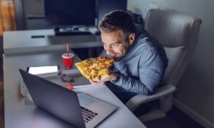 &Tau;&iota; ώ&rho;&alpha; &pi;&rho;έ&pi;&epsilon;&iota; &nu;&alpha; &tau;&rho;ώ&nu;&epsilon; ό&sigma;&omicron;&iota; &delta;&omicron;&upsilon;&lambda;&epsilon;ύ&omicron;&upsilon;&nu; &nu;ύ&chi;&tau;&alpha;;
