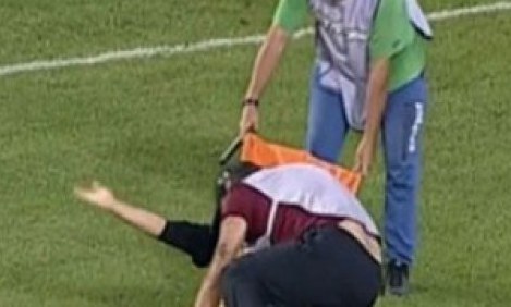 &Omicron; &Tau;&rho;&alpha;&upsilon;&mu;&alpha;&tau;&iota;&omicron;&phi;&omicron;&rho;έ&alpha;&sigmaf; &gamma;&iota;&alpha; &tau;&omicron;&nu; &omicron;&pi;&omicron;ί&omicron; &mu;&iota;&lambda;ά&epsilon;&iota; ό&lambda;&omicron;&sigmaf; &omicron; &pi;&lambda;&alpha;&nu;ή&tau;&eta;&sigmaf; &lambda;ύ&nu;&epsilon;&iota; &tau;&eta; &sigma;&iota;&omega;&pi;ή &tau;&omicron;&upsilon;