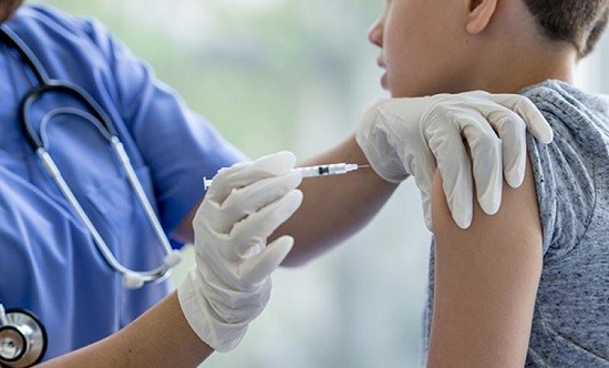 &Epsilon;&mu;&beta;ό&lambda;&iota;&omicron; Covid &sigma;&tau;&alpha; &pi;&alpha;&iota;&delta;&iota;ά: &Pi;&omicron;&iota;&epsilon;&sigmaf; &epsilon;ί&nu;&alpha;&iota; &omicron;&iota; &pi;&alpha;&rho;&epsilon;&nu;έ&rho;&gamma;&epsilon;&iota;&epsilon;&sigmaf; &sigma;&tau;&iota;&sigmaf; &eta;&lambda;&iota;&kappa;ί&epsilon;&sigmaf; 3-17 &epsilon;&tau;ώ&nu;