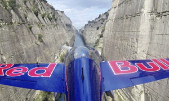 Εντυπωσιακή πτήση που κόβει την ανάσα στον Ισθμό της Κορίνθου ! [pics+video]