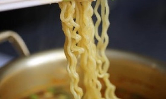 &Epsilon;ί&sigma;&alpha;&iota; &gamma;&upsilon;&nu;&alpha;ί&kappa;&alpha; &kappa;&alpha;&iota; &tau;&rho;&omega;&sigmaf; noodles; &Alpha;&upsilon;&tau;ό&sigmaf; &epsilon;ί&nu;&alpha;&iota; &omicron; &kappa;ί&nu;&delta;&upsilon;&nu;&omicron;&sigmaf;!